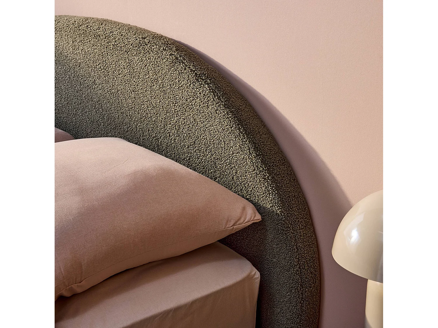 Lit coffre avec sommier à lattes et tête de lit. finition bouclette. kaki. L 206 x P 153.5 x H 102cm