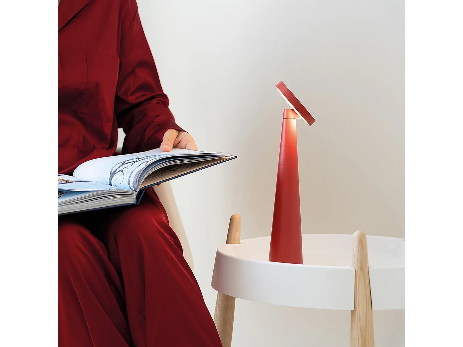Lampe de table LED Zafferano Angelina blanche, rechargeable sans fil, tête réglable, tactile, design moderne intérieur