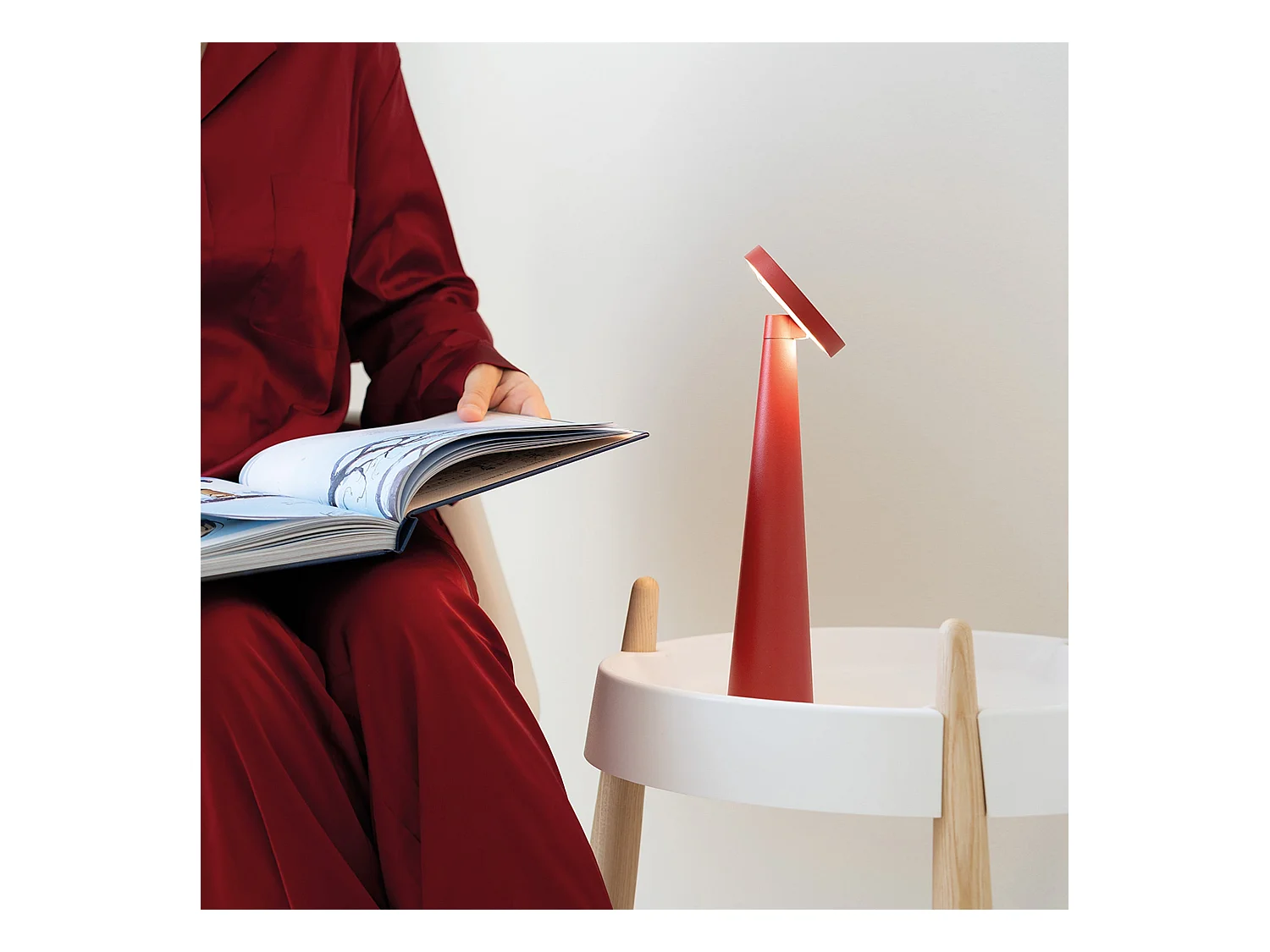 Lámpara de mesa recargable Zafferano Angelina: inalámbrica, cabezal ajustable, control táctil, diseño interior moderno, color blanco