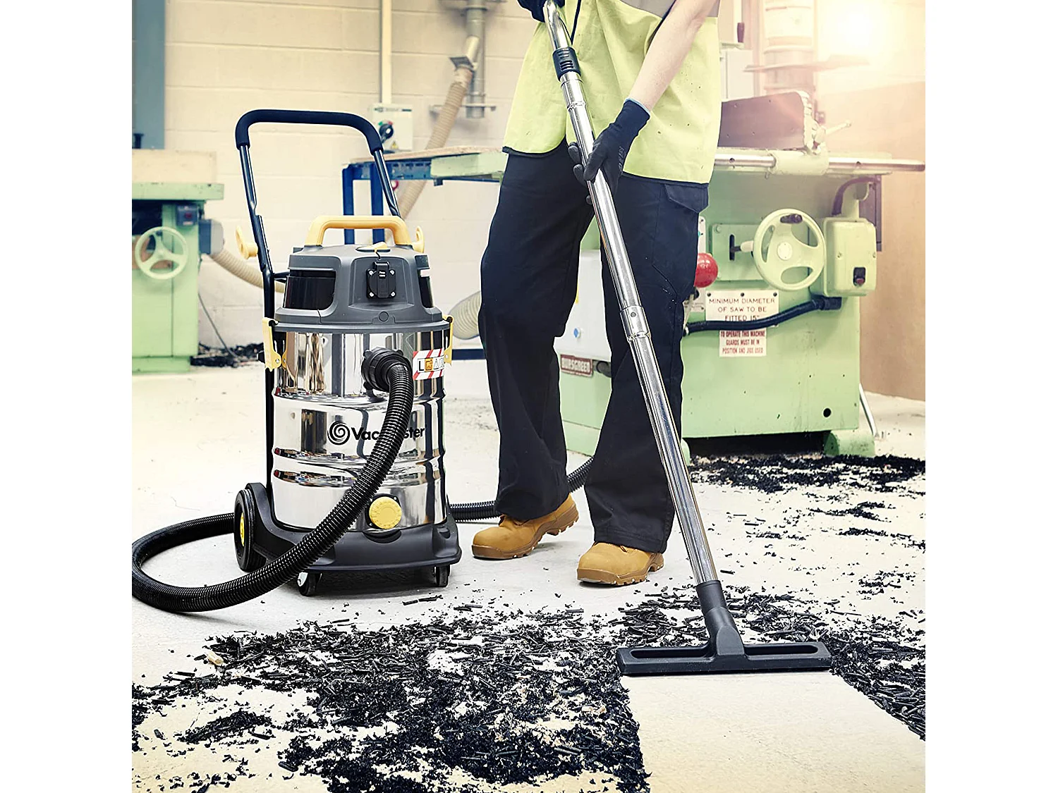 Aspirateur eau et poussières 1600W - 30L inox - 27 Kpa avec prise intégrée et bouchon de vidange