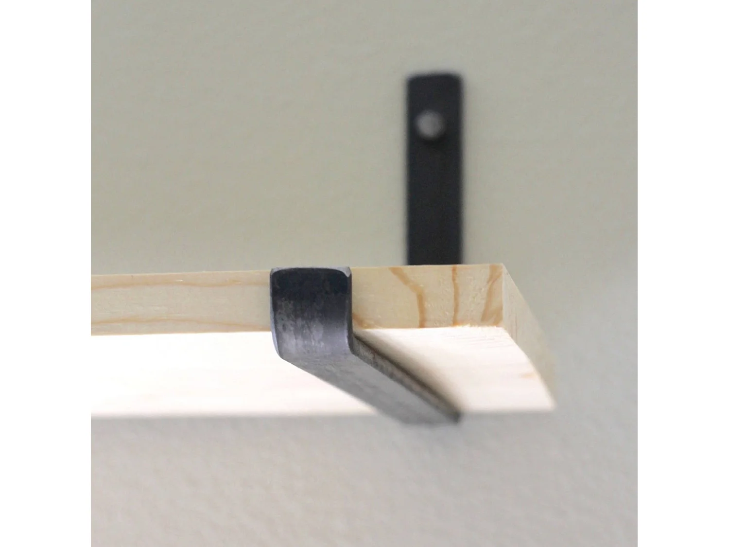 Wandregal aus Fichtenholz und Metall BUSSA - 2 Ablagen - Holz und Schwarz