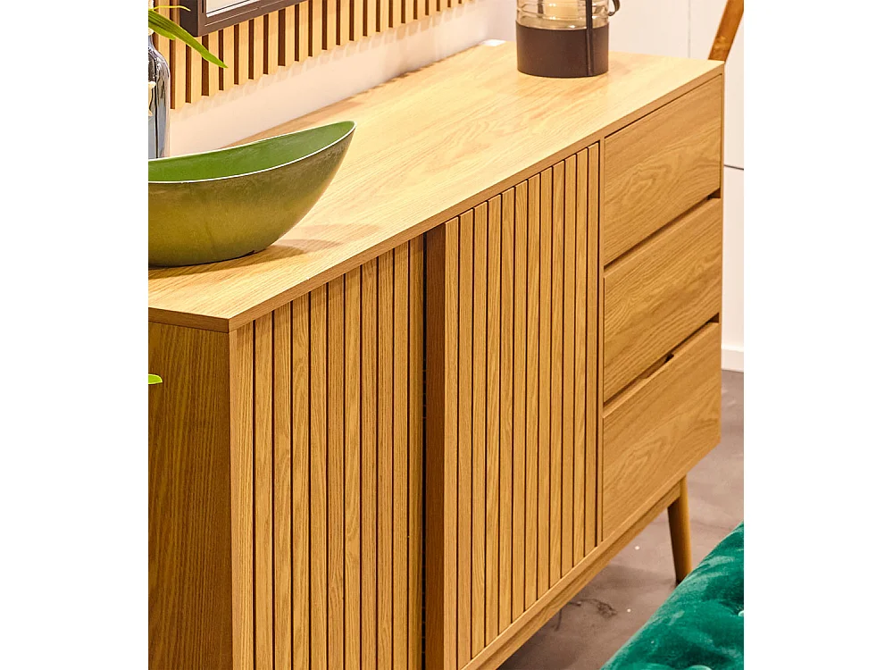 Aparador de 150x80x40 cm con puerta corredera y 3 cajones laterales en color beige Kaede