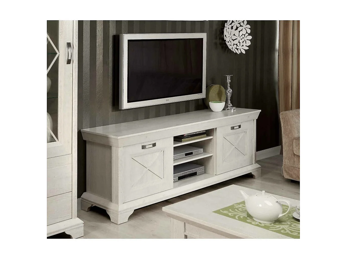 Mueble TV de 67x148x48 cm con 2 puertas batientes y 3 huecos abiertos en blanco Karen