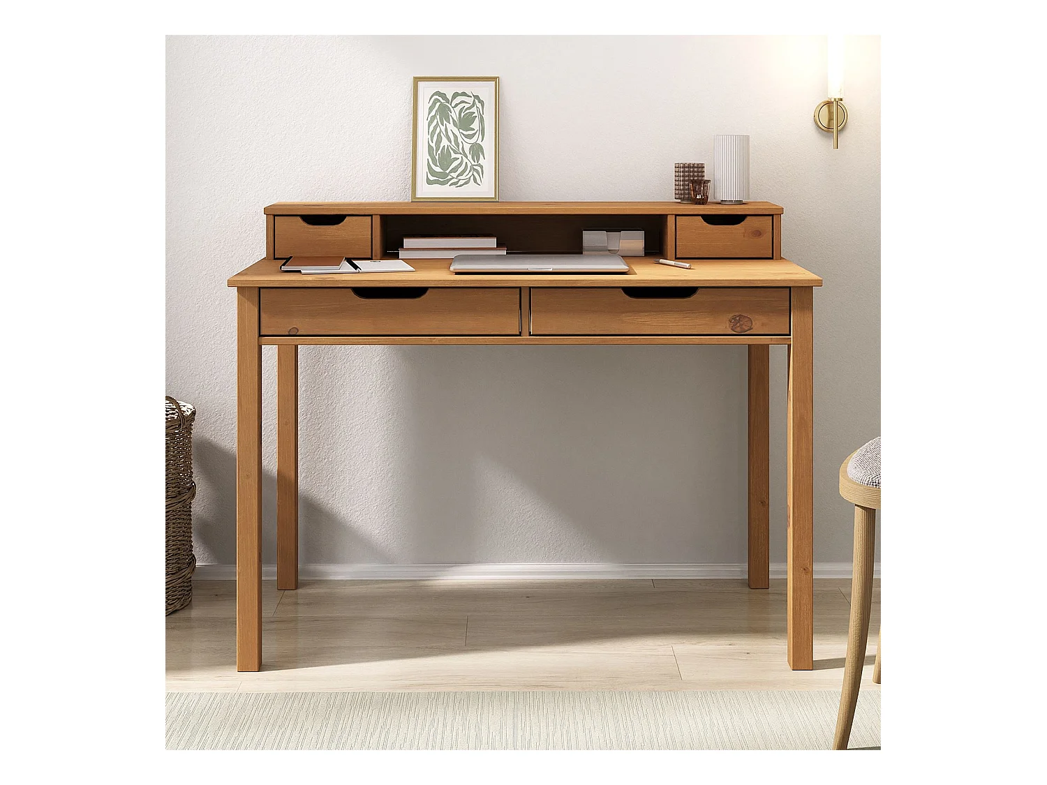 Bureau RAUL L 114 cm en bois massif coloris chêne avec quatre tiroirs et une niche réhausse écran intégrée