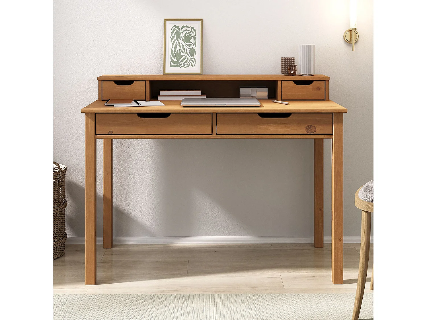 Bureau RAUL L 114 cm en bois massif coloris chêne avec quatre tiroirs et une niche réhausse écran intégrée