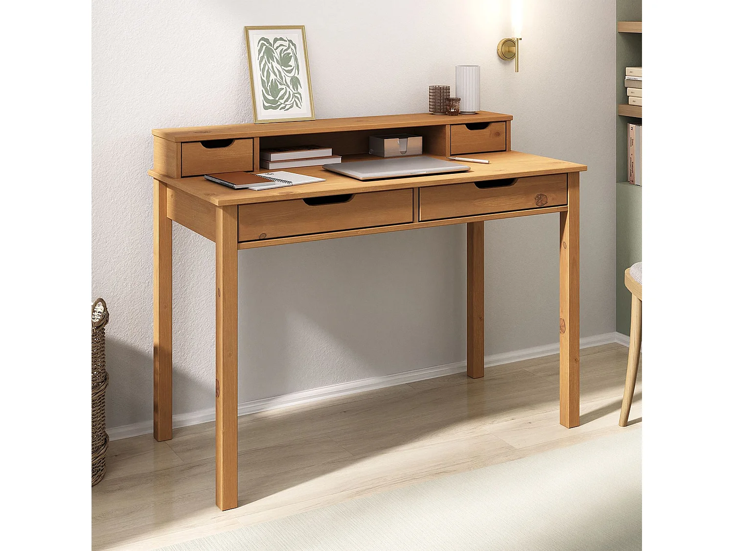 Bureau RAUL L 114 cm en bois massif coloris chêne avec quatre tiroirs et une niche réhausse écran intégrée