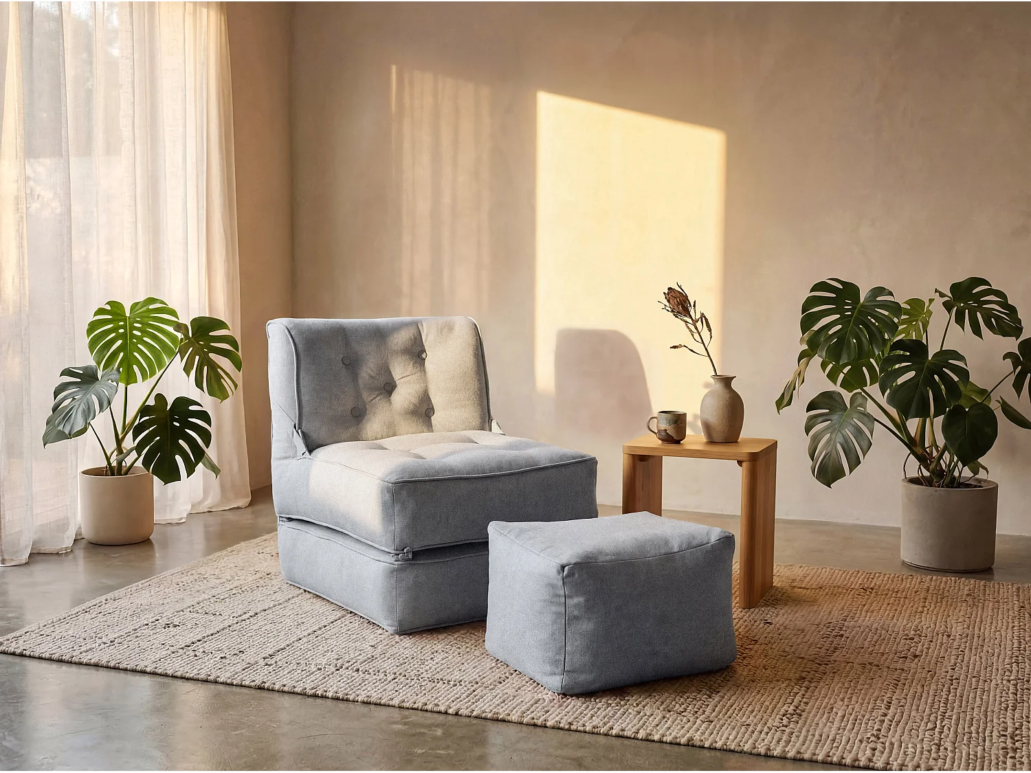 Fauteuil convertible chauffeuse avec repose-pieds en tissu gris clair ZONIRA