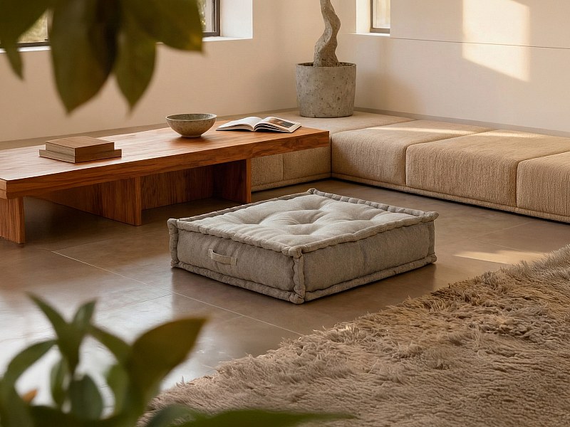 Pouf quadrato in tessuto grigio con finitura trapuntata DIROLA