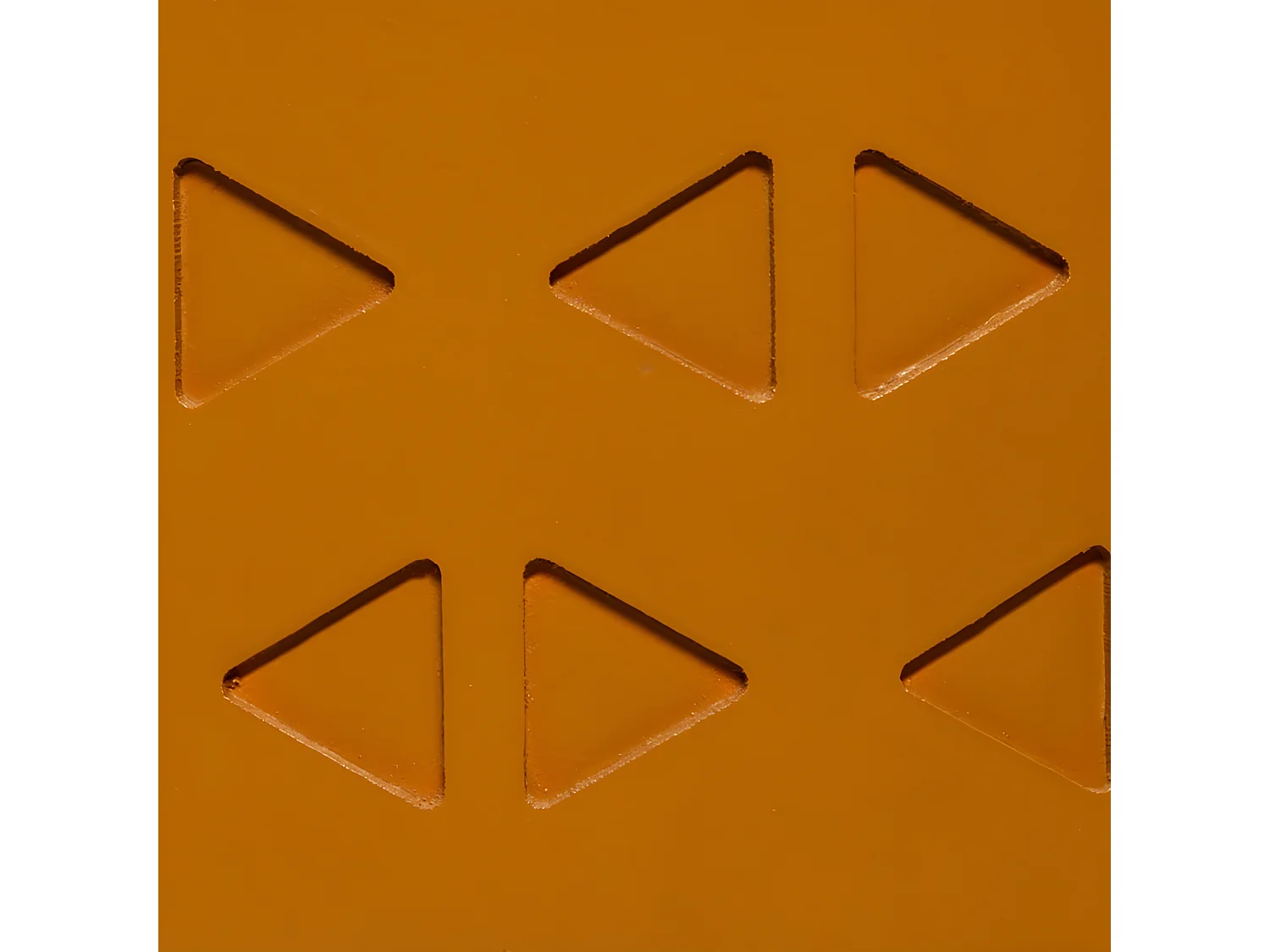 Table à café coffre coloris moutarde en bois - D. 38,5 x H. 45,5 cm