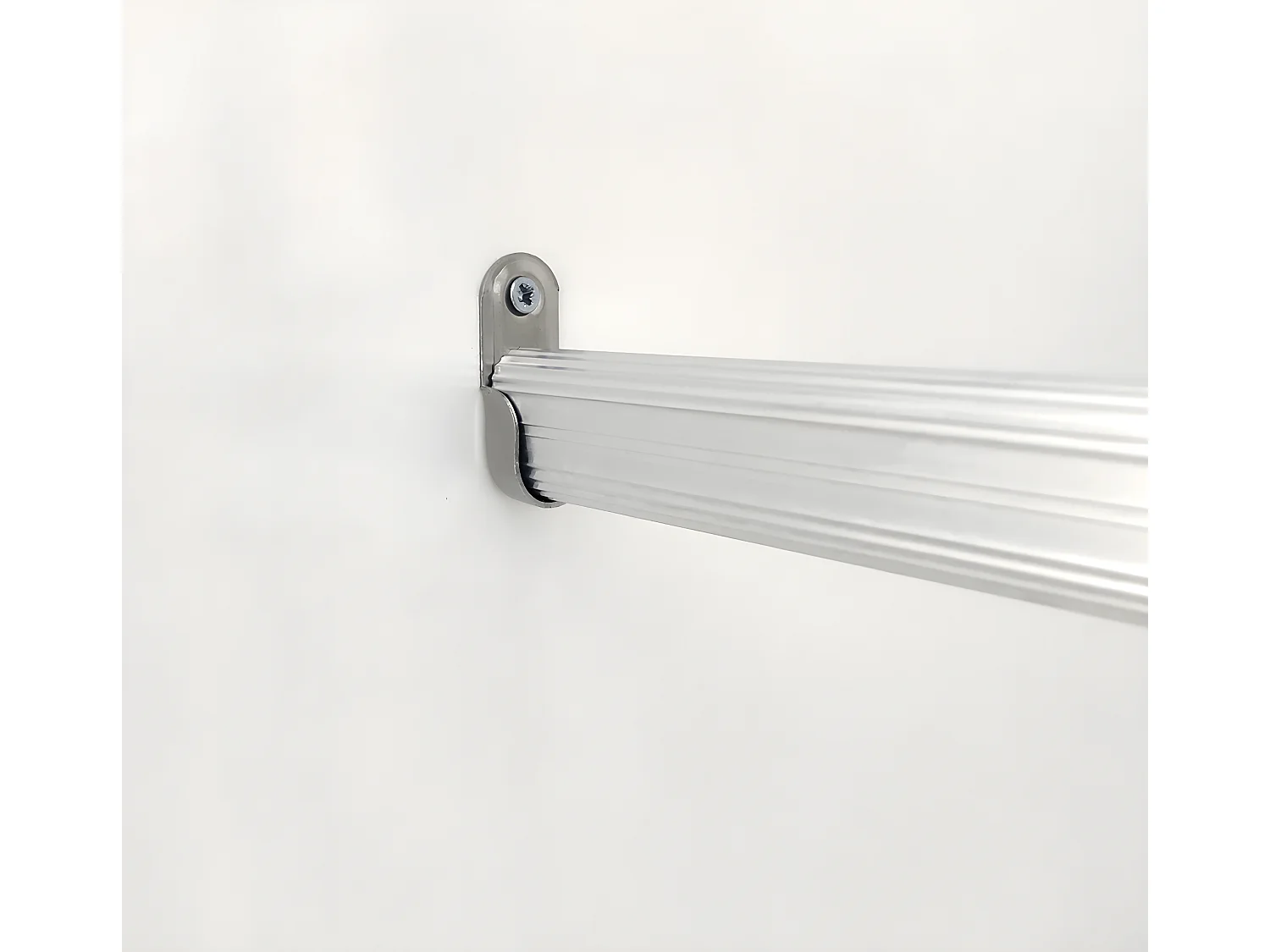 Armoire avec 3 portes coulissantes coloris blanc - Hauteur 200 x Longueur 150 x Profondeur 55 cm