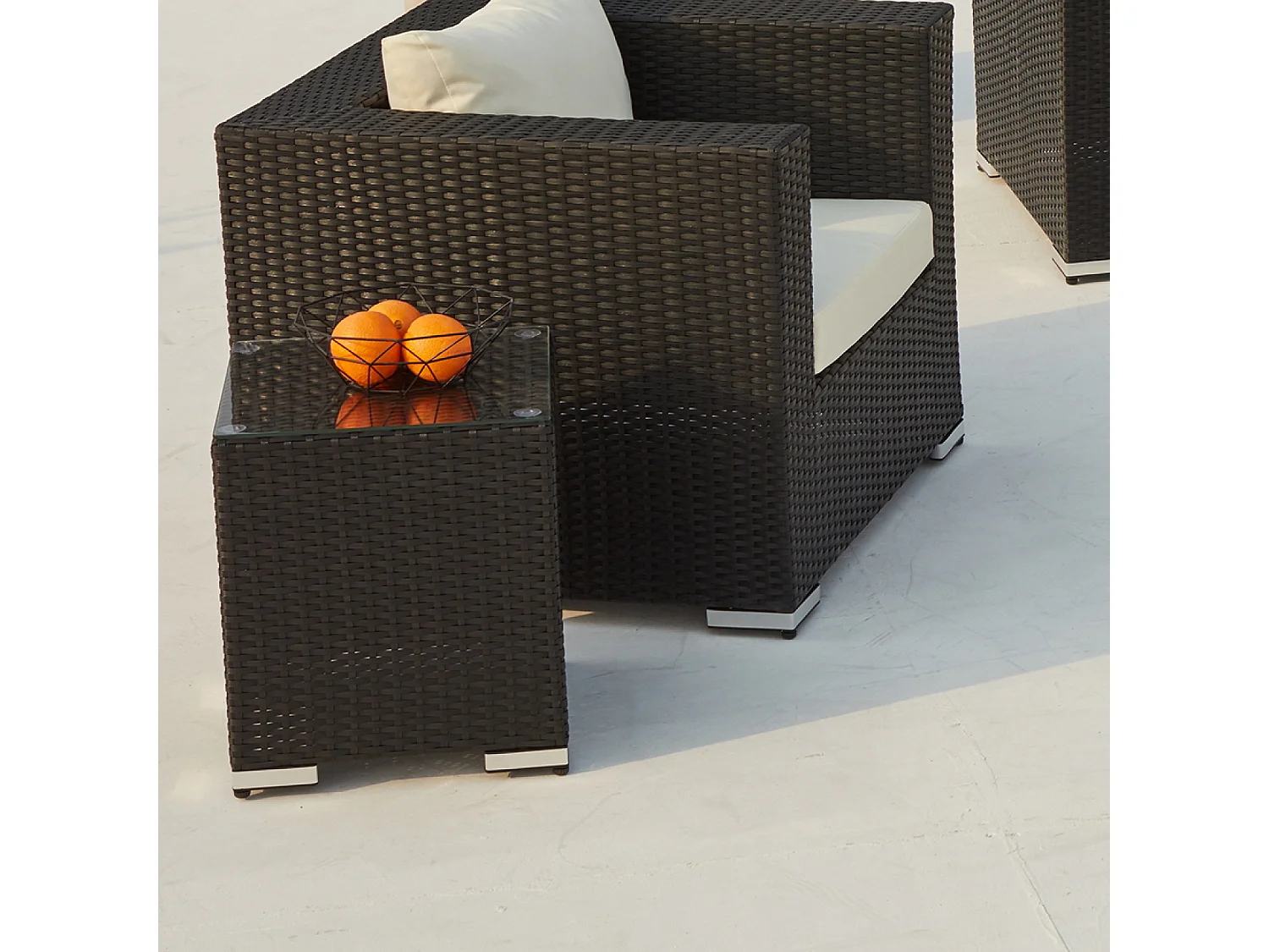 Conjunto de jardim panorâmico de 8 lugares em resina entrançada preta e branca SALENTO