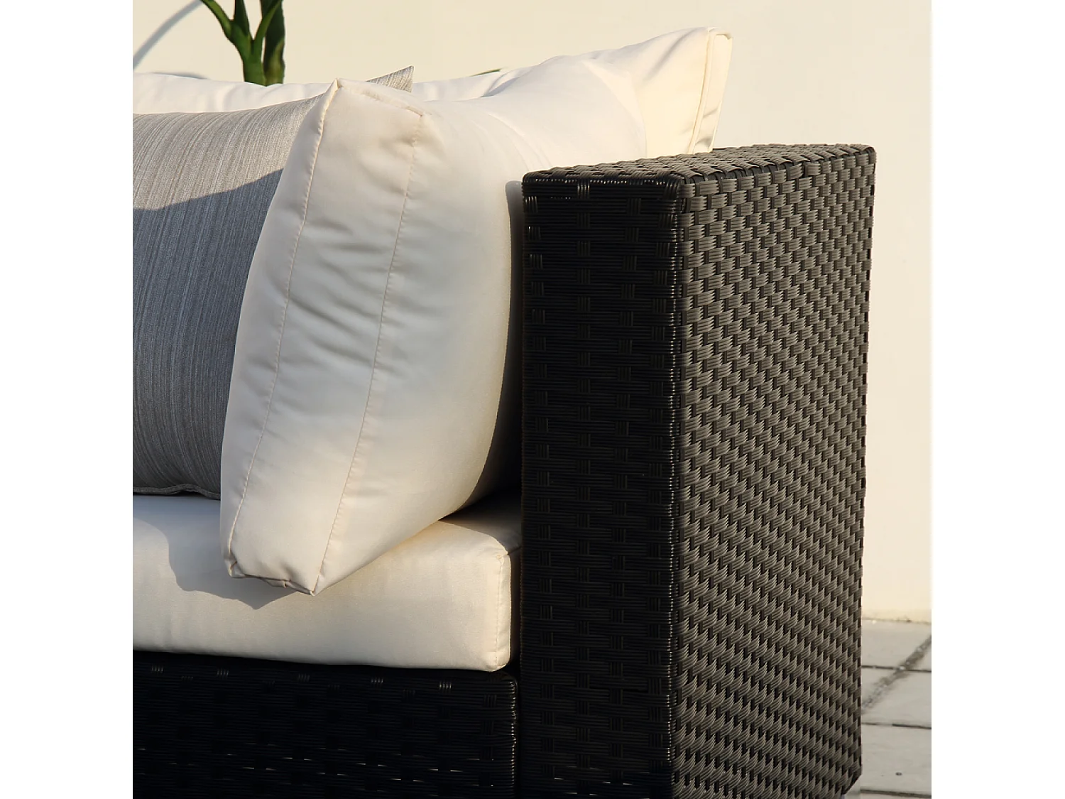 Salon de jardin panoramique 8 places en résine tressée noir et blanc SALENTO