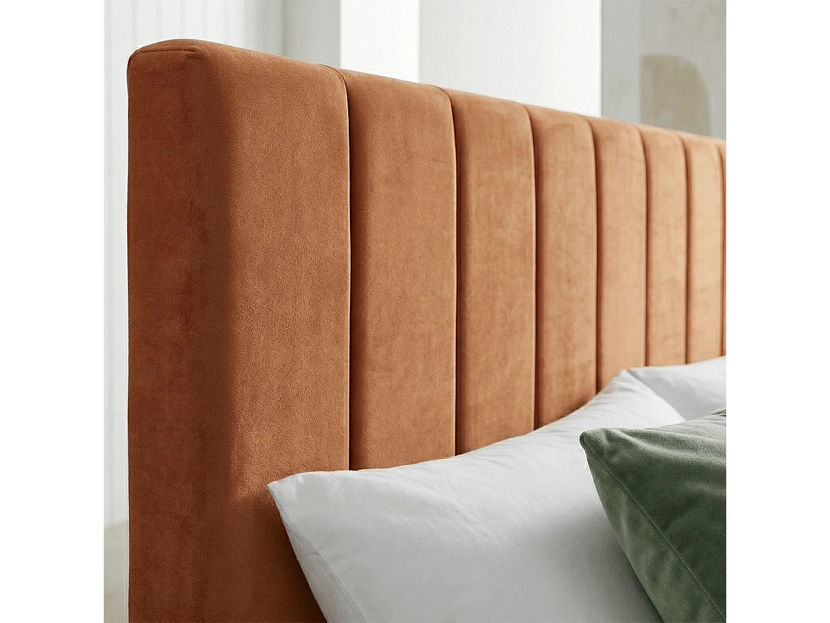 Lit adulte 180x200 cm avec tête de lit capitonnée en velours terracotta - William