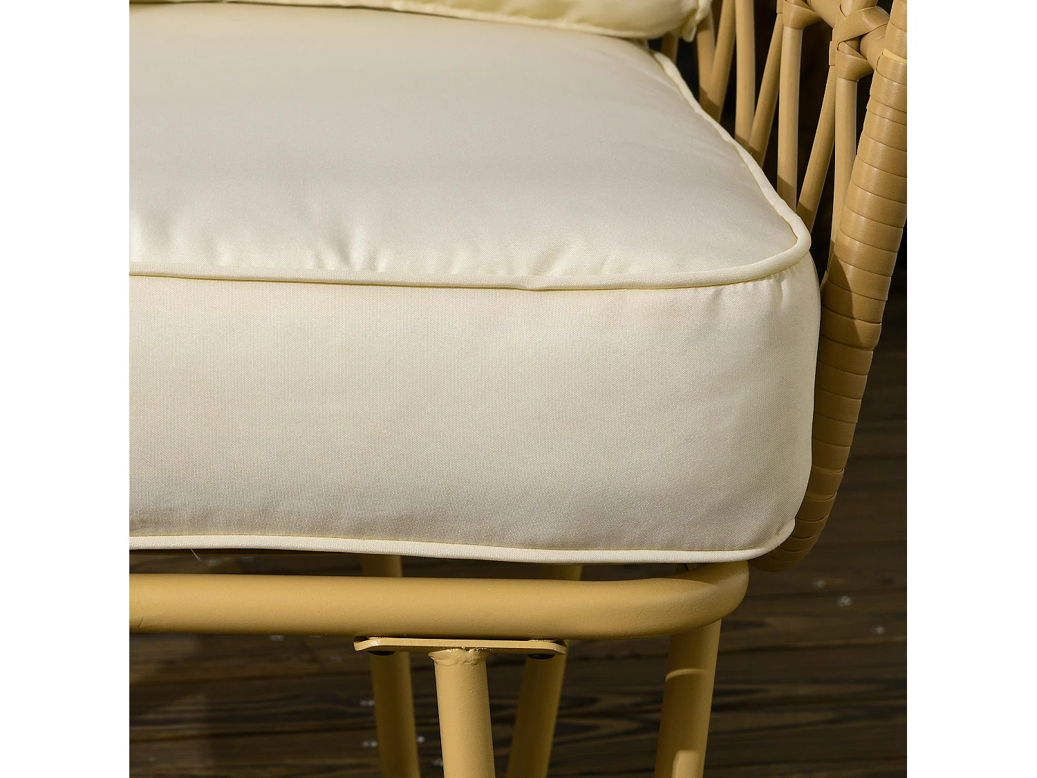 Salon de jardin 4 places 4 pièces style colonial résine tressée aspect rotin coussins écrus