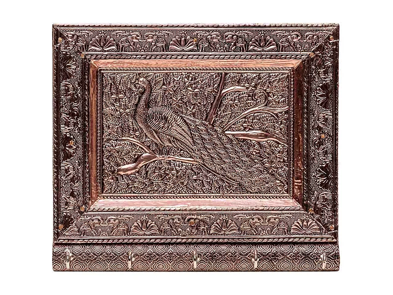 Kupferfarbener Schlüsselanhänger aus geprägtem Metall, 22,5 x 17,5 x 2 h cm