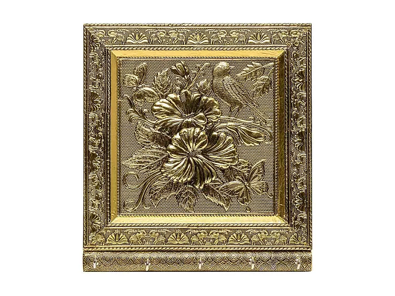 Llavero de metal repujado dorado 25x22,5x2