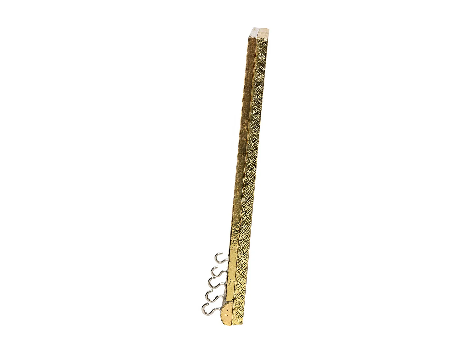 Llavero de metal repujado dorado 25x22,5x2