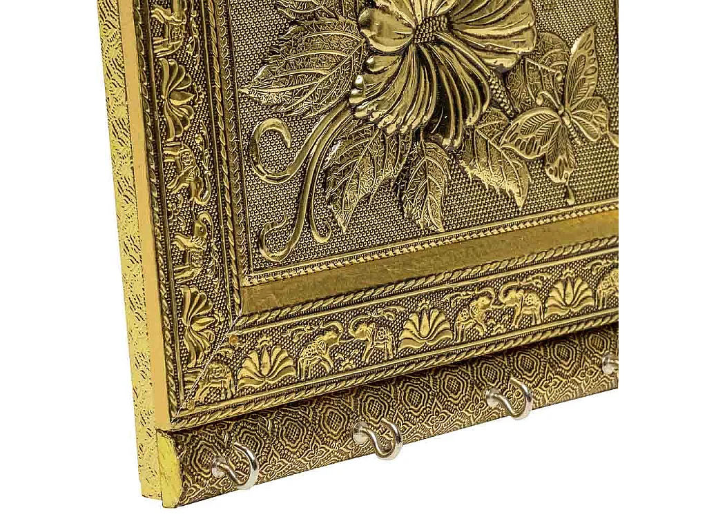 Llavero de metal repujado dorado 25x22,5x2