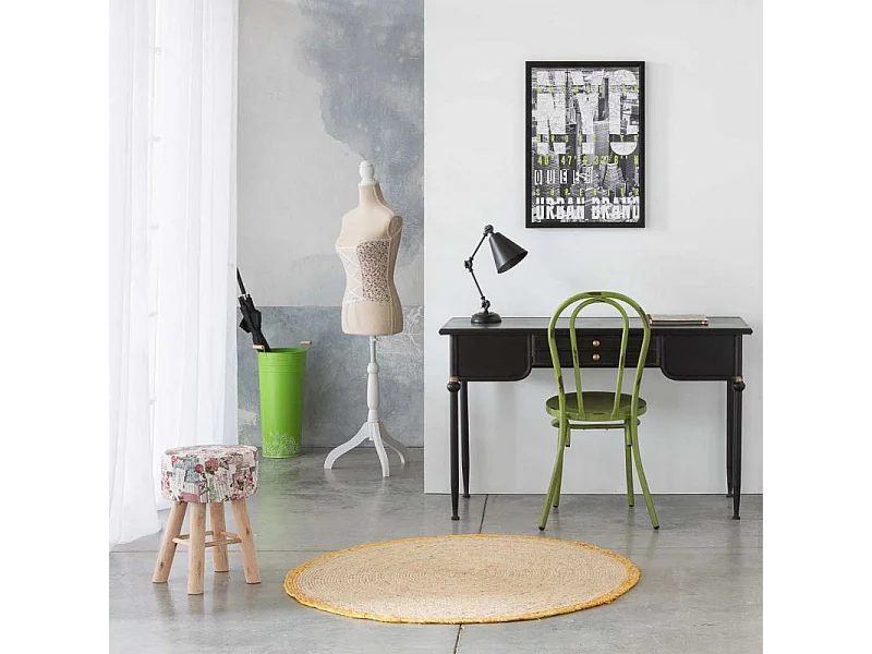 Houten kruk bekleed met lila stof met een unieke stijl en comfort