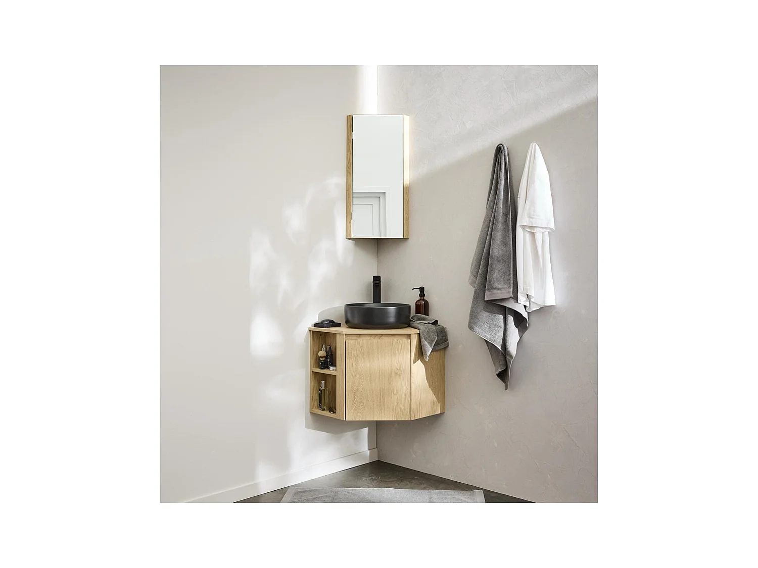 Ensemble meuble sous vasque d'angle avec vasque, robinet noir et armoire de toilette