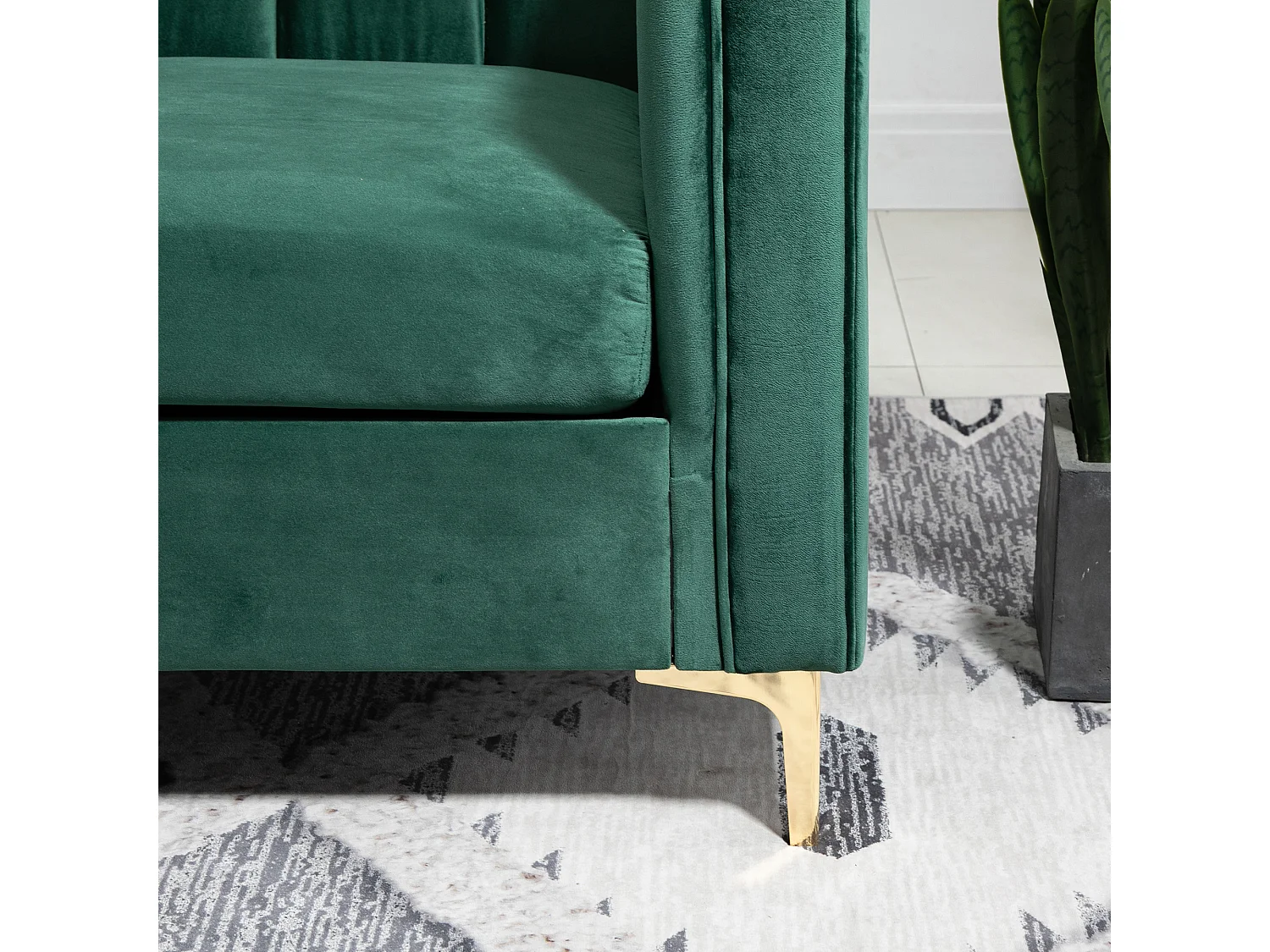 Canapé 3 places style Art Déco piètement acier doré revêtement velours vert sapin