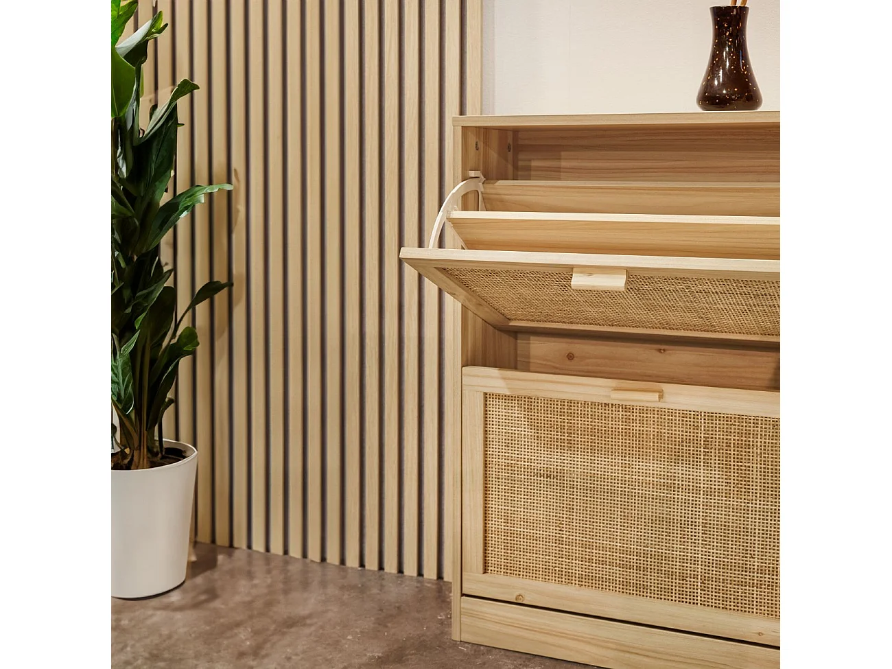 Zapatero de 2 puertas abatibles de rattán y madera 60x82 cm Made Pino - Rattan