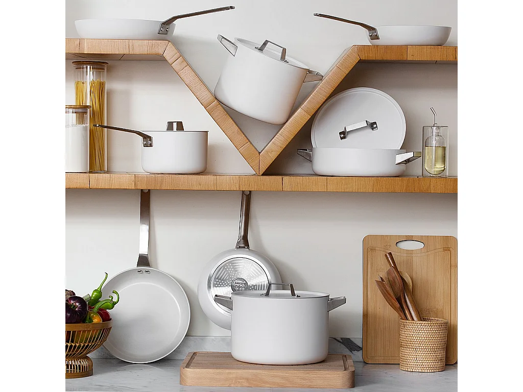 Habitat - Marmite avec couvercle 26 cm en aluminium extérieur blanc et revêtement intérieur céramique - Denver II