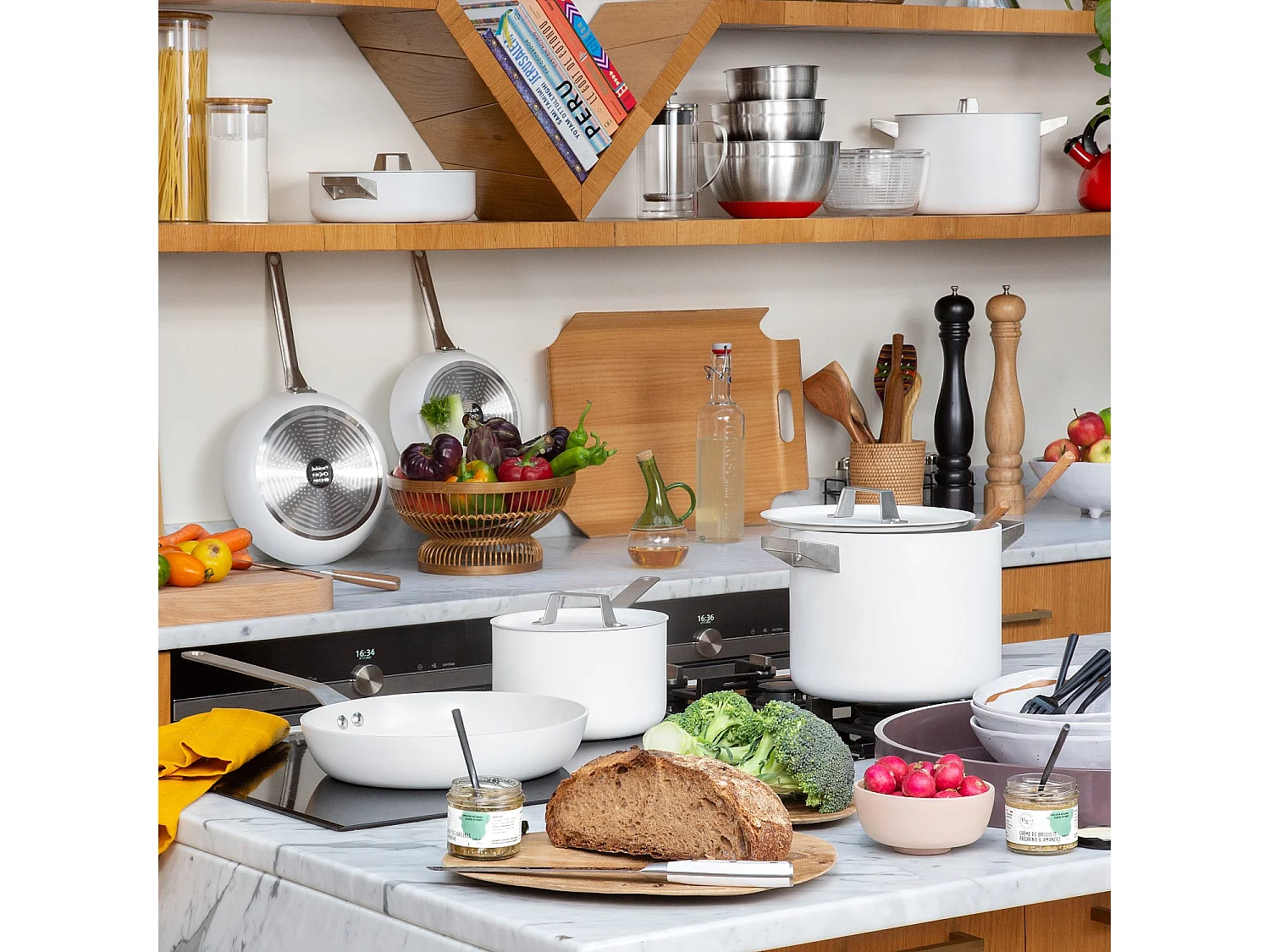 Habitat - Marmite avec couvercle 26 cm en aluminium extérieur blanc et revêtement intérieur céramique - Denver II