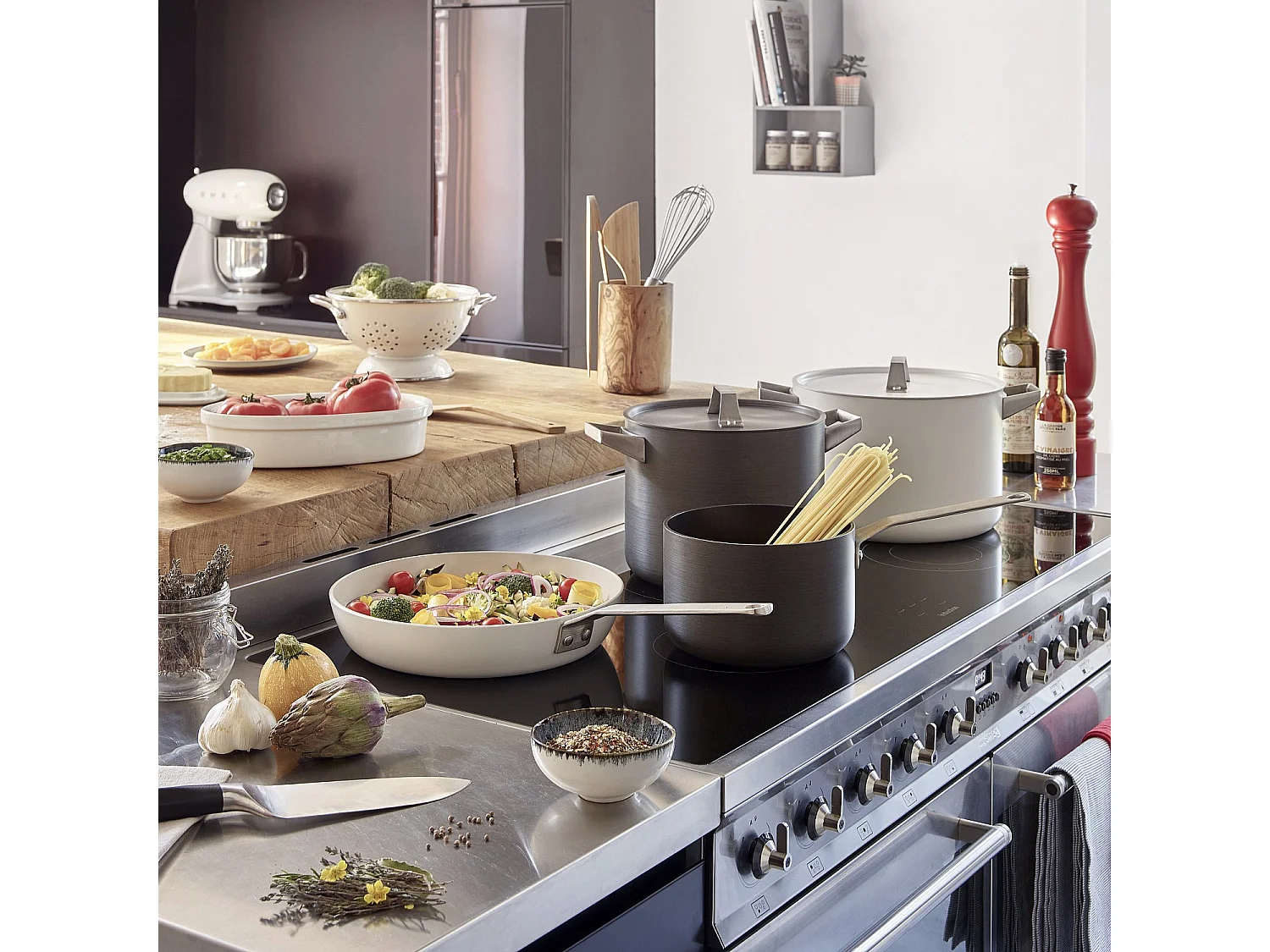 Habitat - Marmite avec couvercle 26 cm en aluminium extérieur blanc et revêtement intérieur céramique - Denver II