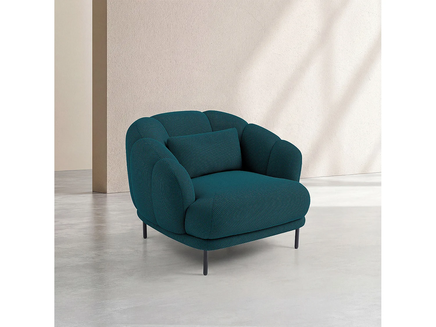 Habitat - Fauteuil en tissu 3D et métal noir - Bleu canard - Design by Federica Francini PARATY