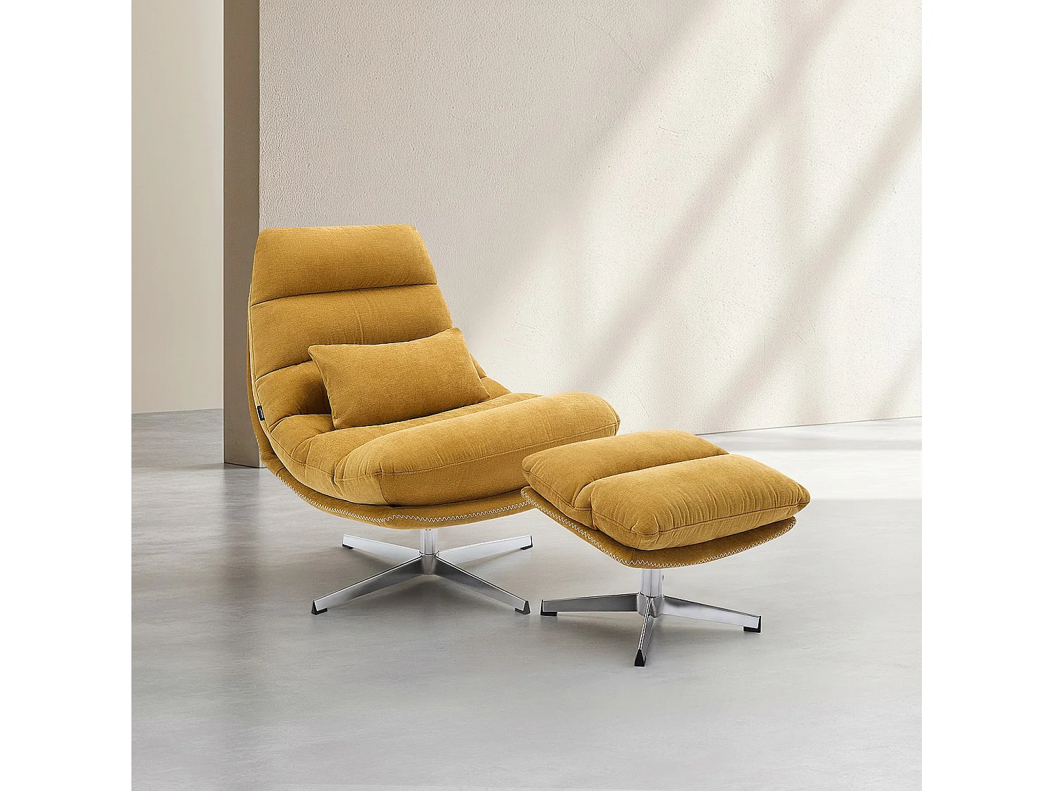 Habitat - Fauteuil pivotant avec repose-pieds en tissu et métal chromé - Jaune ocre ODERZO