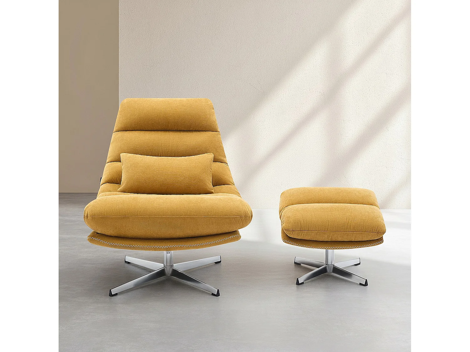 Habitat - Fauteuil pivotant avec repose-pieds en tissu et métal chromé - Jaune ocre ODERZO