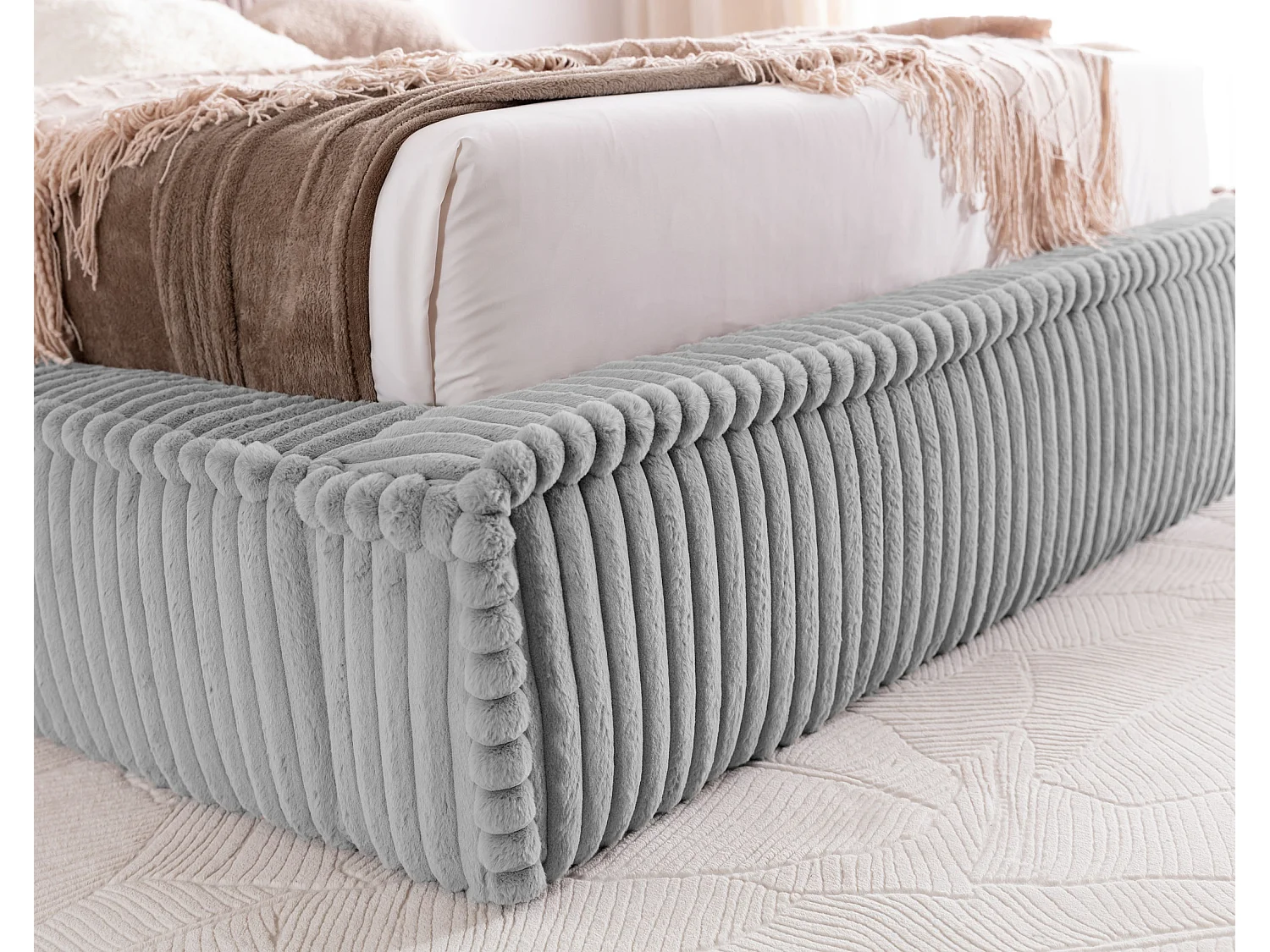 LIT TAPISSÉ avec coffre de rangement USB Torna 140x200 cm, Gris clair