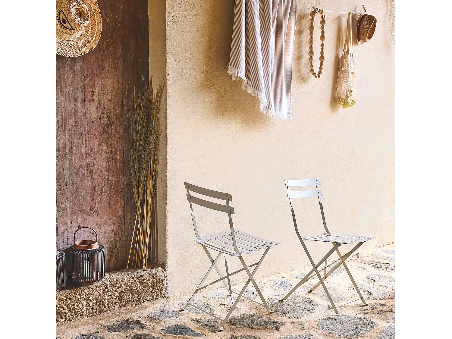 Lot de 2 chaises de jardin bistrot pliables en acier thermolaqué. 49.5 x 41 x 80.5cm