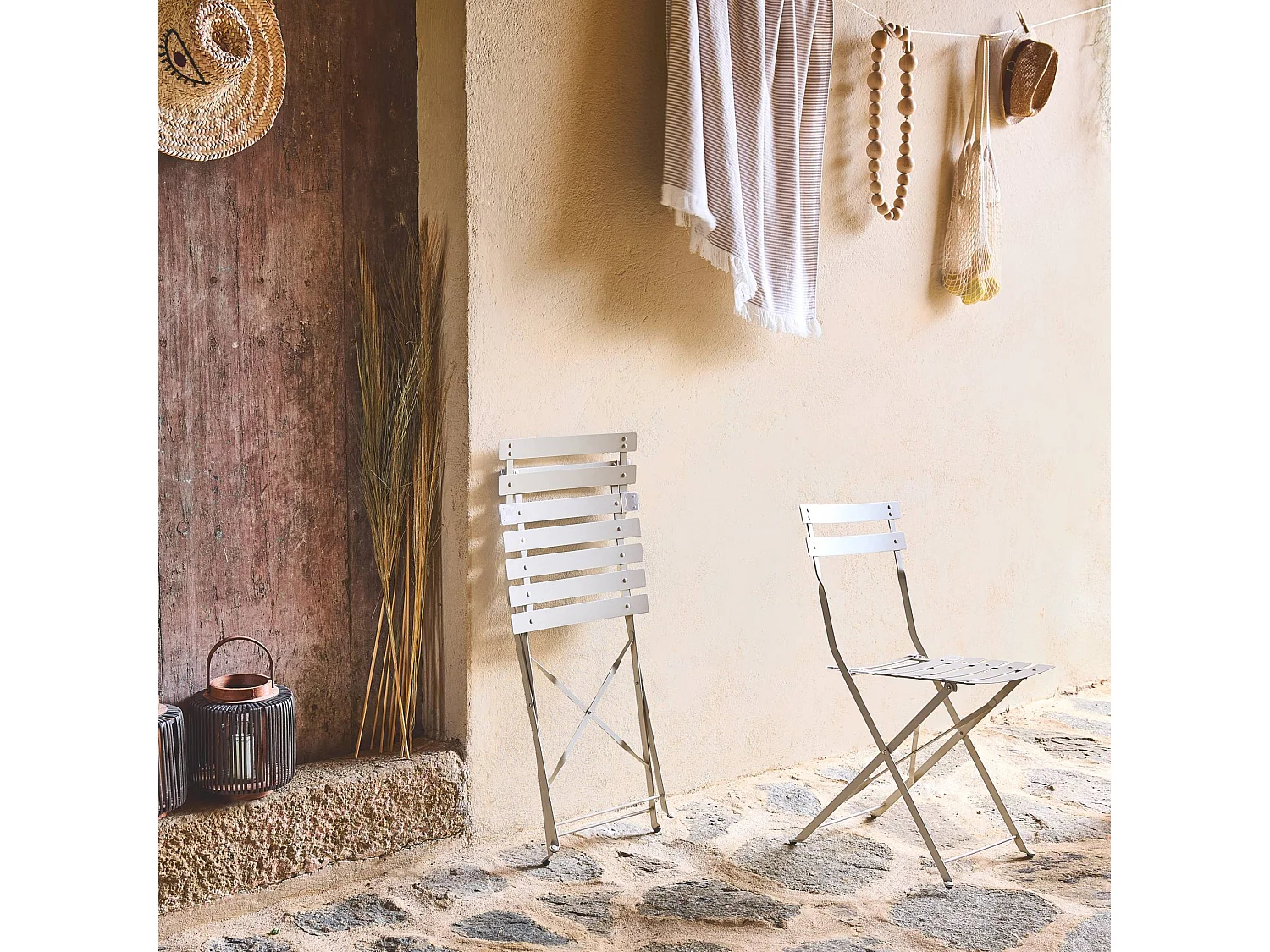 Lot de 2 chaises de jardin bistrot pliables en acier thermolaqué. 49.5 x 41 x 80.5cm