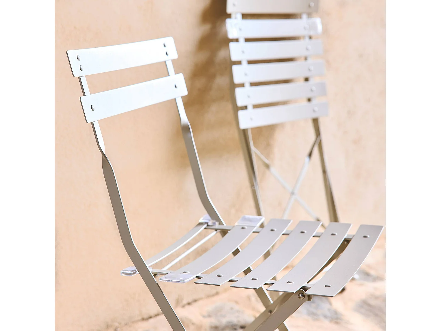 Lot de 2 chaises de jardin bistrot pliables en acier thermolaqué. 49.5 x 41 x 80.5cm
