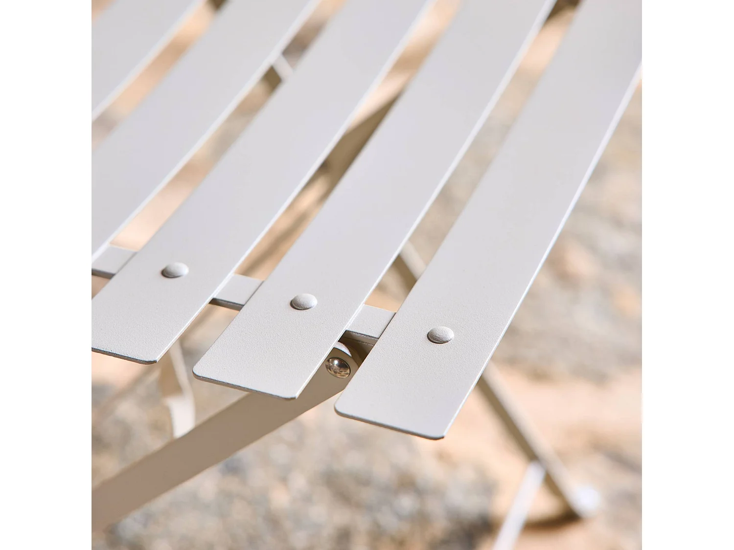 Lot de 2 chaises de jardin bistrot pliables en acier thermolaqué. 49.5 x 41 x 80.5cm