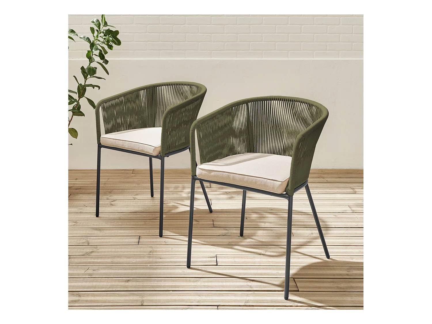 Lot de 2 fauteuils de jardin en corde kaki et acier galvanisé. coussins beige