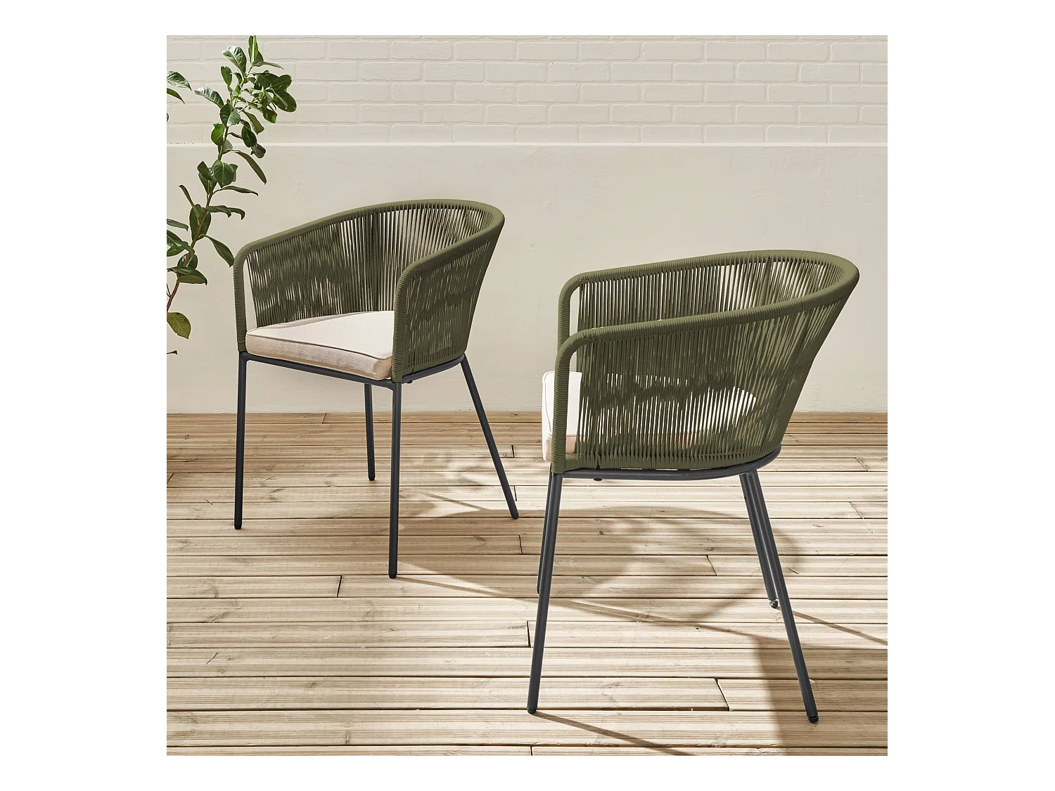 Lot de 2 fauteuils de jardin en corde kaki et acier galvanisé. coussins beige