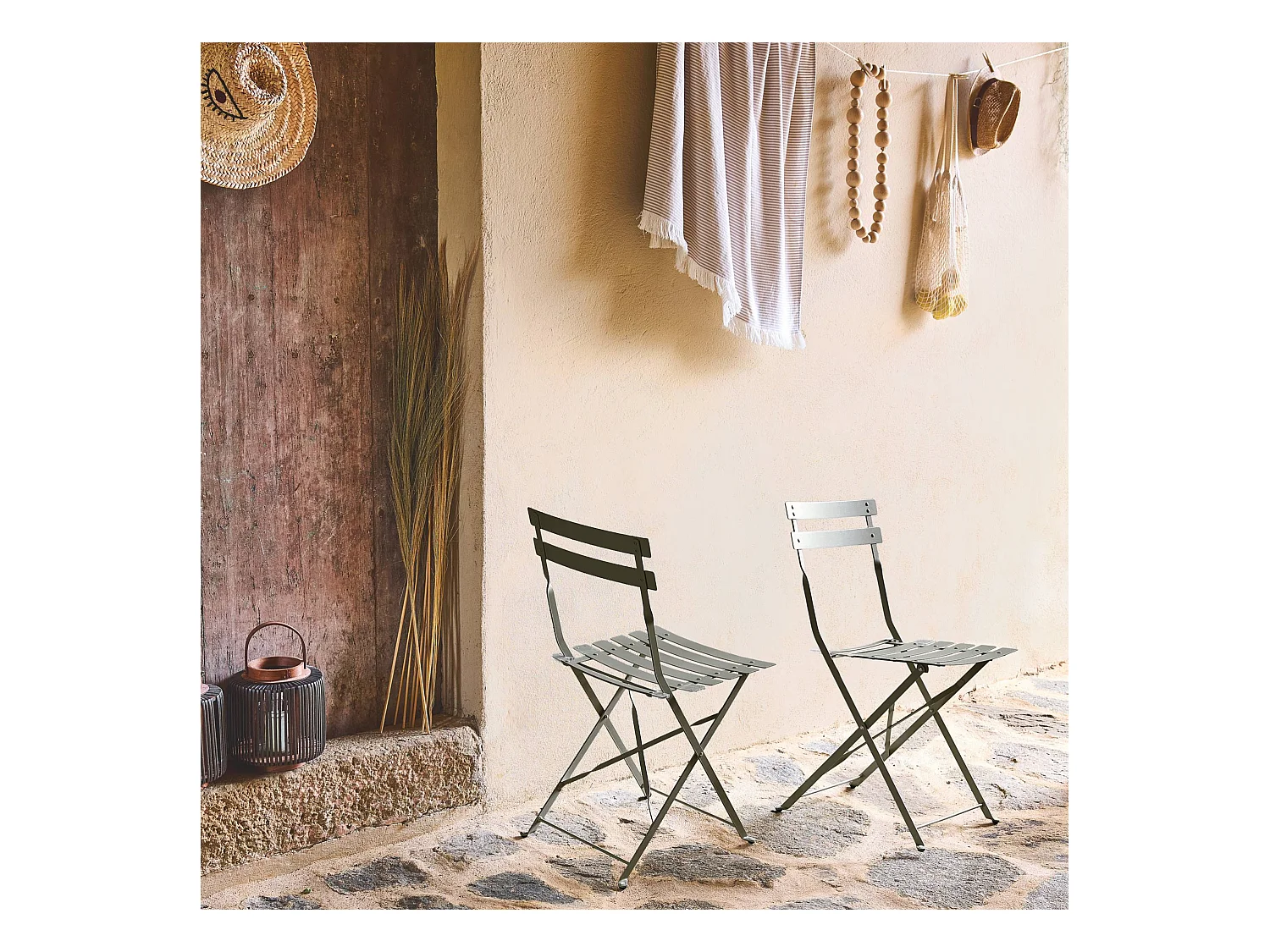 Lot de 2 chaises de jardin bistrot pliables en acier thermolaqué. 49.5 x 41 x 80.5cm