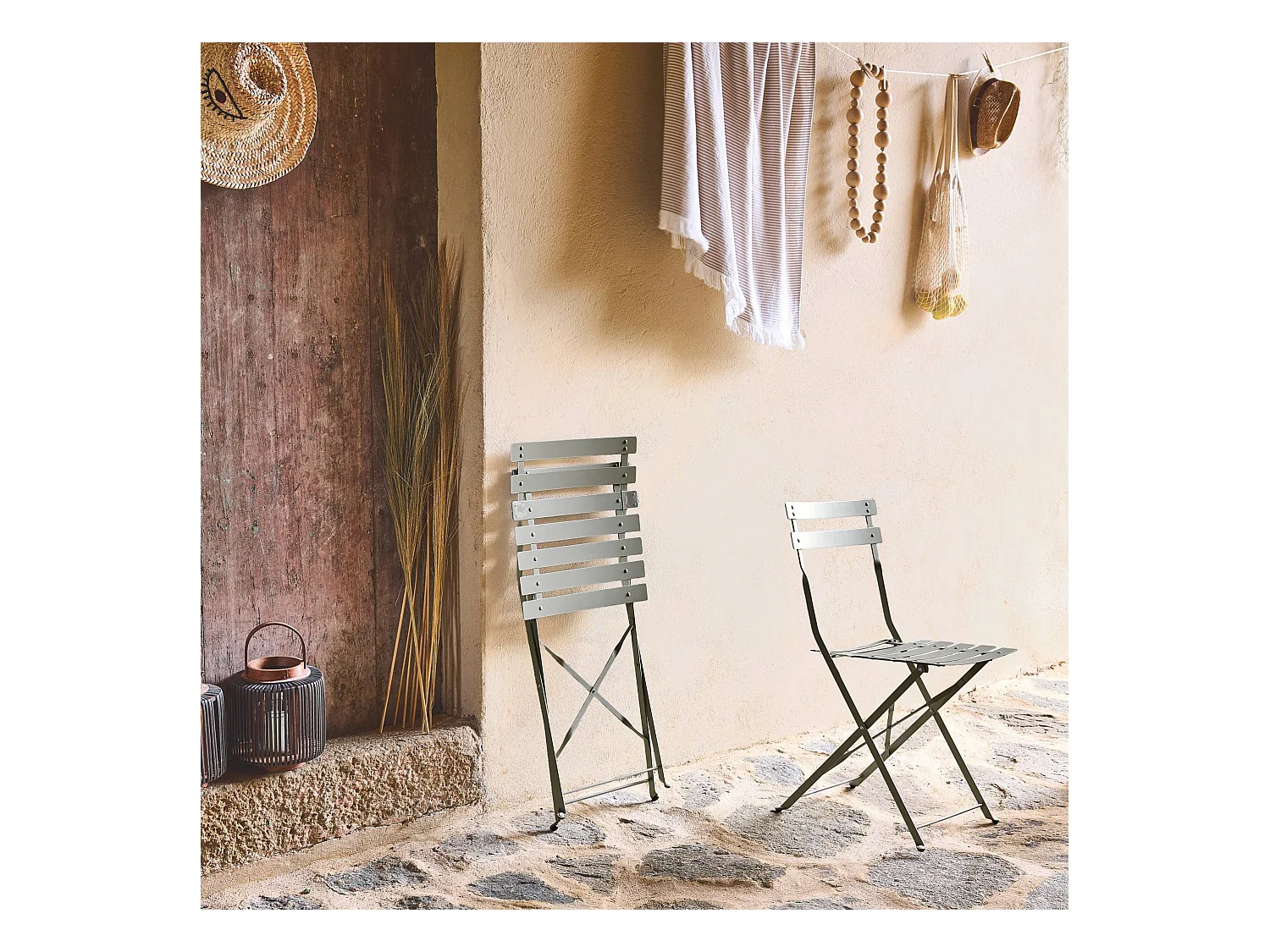 Lot de 2 chaises de jardin bistrot pliables en acier thermolaqué. 49.5 x 41 x 80.5cm