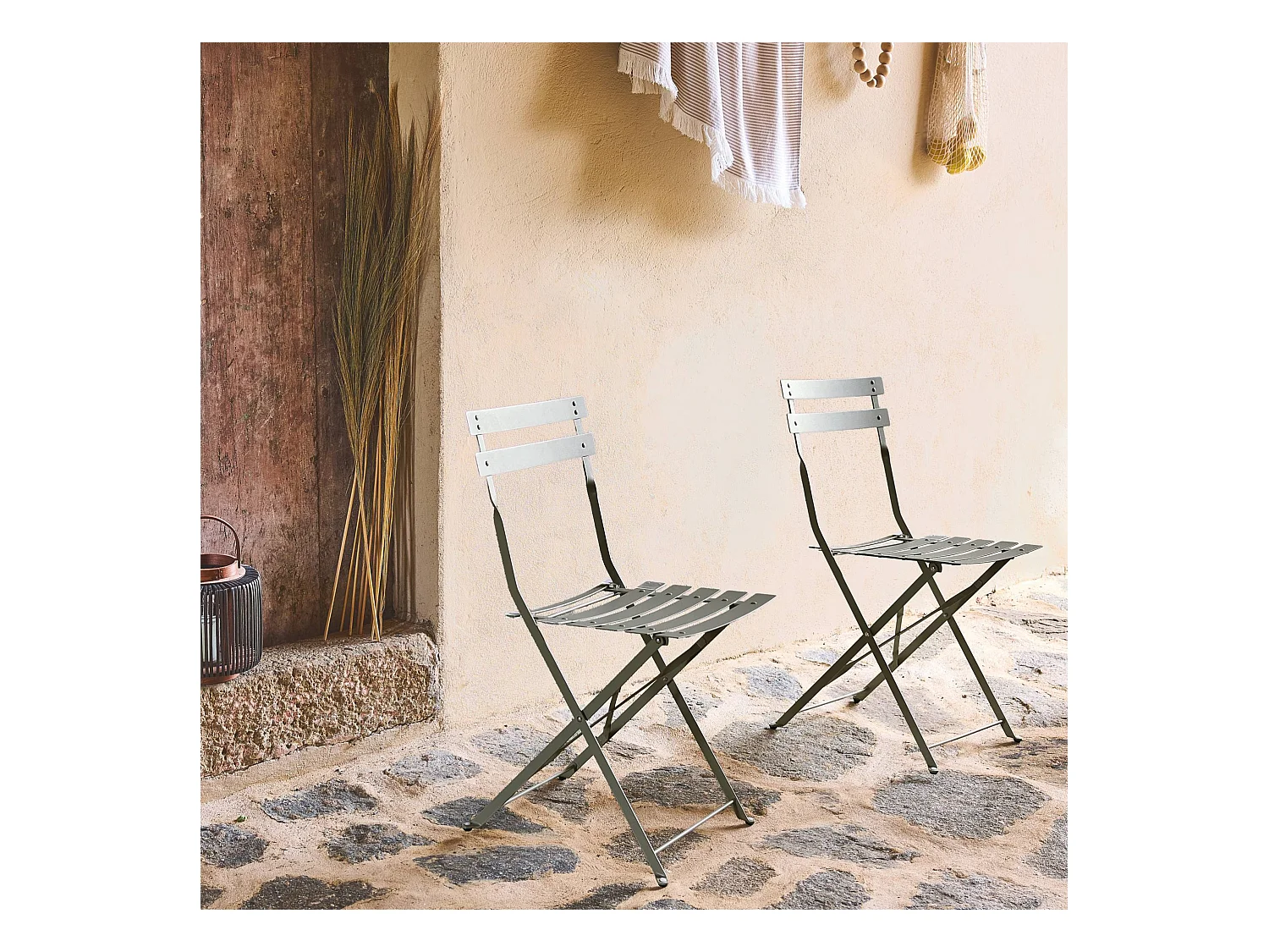 Lot de 2 chaises de jardin bistrot pliables en acier thermolaqué. 49.5 x 41 x 80.5cm