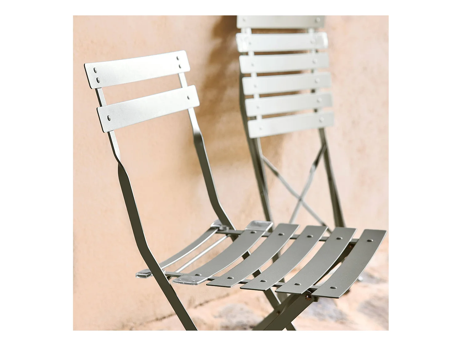 Lot de 2 chaises de jardin bistrot pliables en acier thermolaqué. 49.5 x 41 x 80.5cm