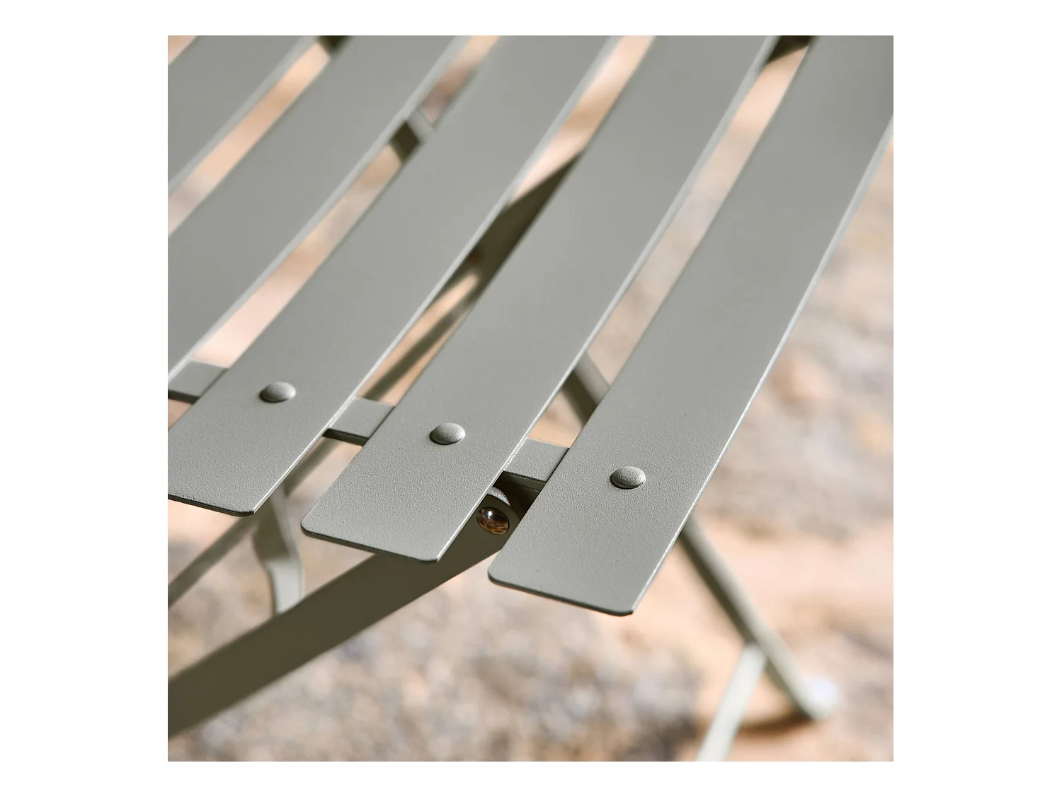 Lot de 2 chaises de jardin bistrot pliables en acier thermolaqué. 49.5 x 41 x 80.5cm