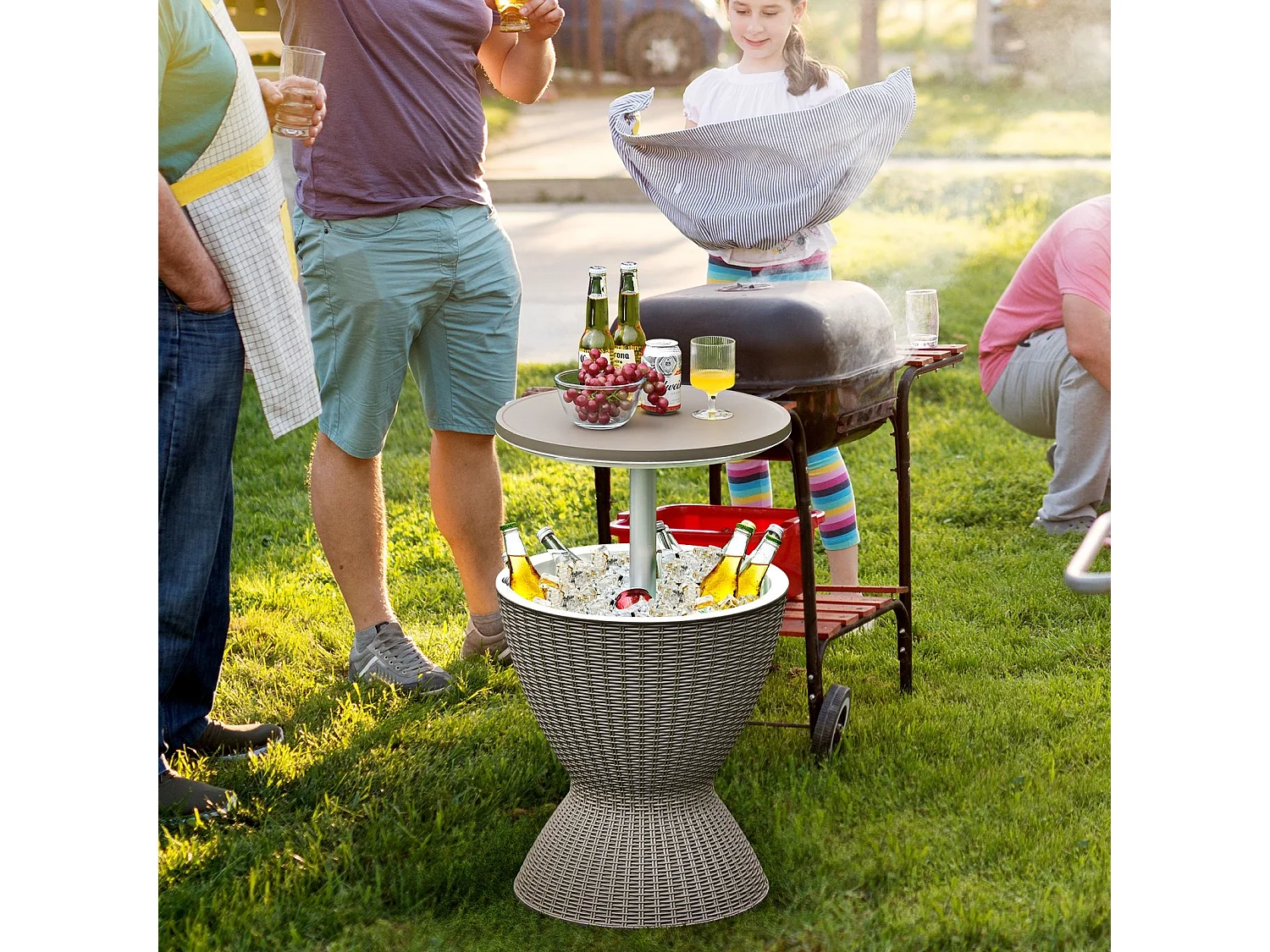 Table Glacière 30L pour Jardin 2 en 1 avec Plateau Relevable, Seau à Glace Imitation Rotin et fibre naturelle, Ø 43 x 57,5-82 cm (Brun)