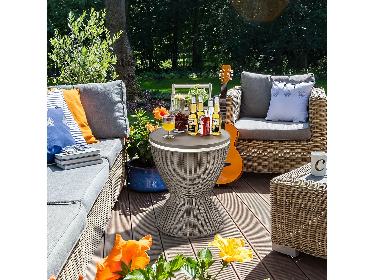 Table Glacière 30L pour Jardin 2 en 1 avec Plateau Relevable, Seau à Glace Imitation Rotin et fibre naturelle, Ø 43 x 57,5-82 cm (Brun)