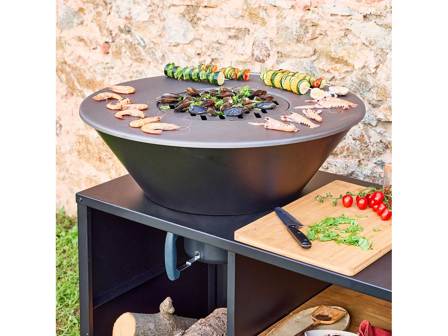 Brasero barbecue  Ø80cm - Stromboli - coloris noir avec grille de cuisson et espace de rangement. L 138 x P 82 x H 114 cm