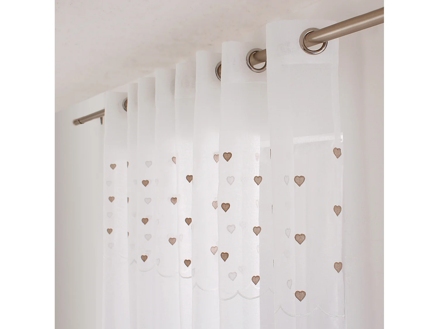 Lot 2 voilages étamine blanc, cœurs beige brodées, 140x240cm, collection Cœur