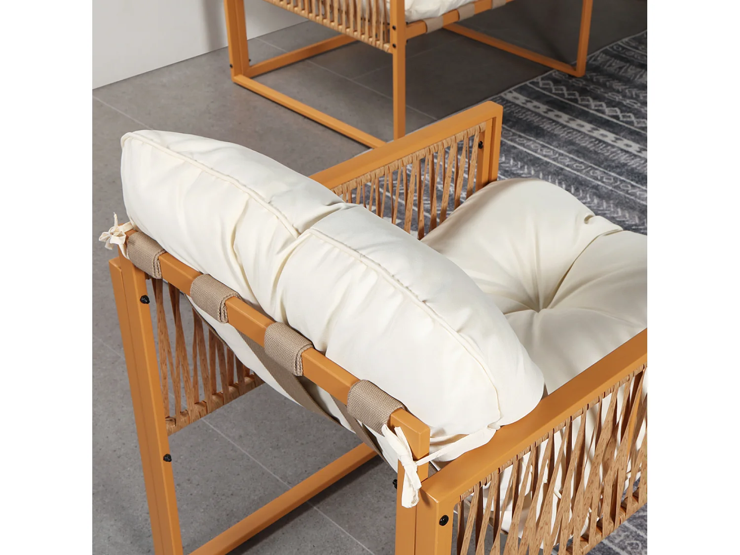 Loungeset 8 plaatsen rotan effect witte kussens TURINI - Eigentijdse stijl, optimaal comfort, kwaliteitsmaterialen