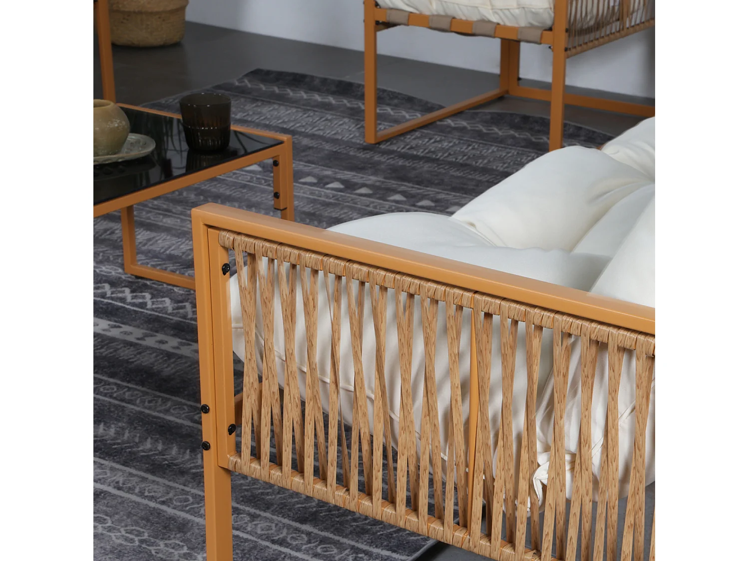 Loungeset 8 plaatsen rotan effect witte kussens TURINI - Eigentijdse stijl, optimaal comfort, kwaliteitsmaterialen